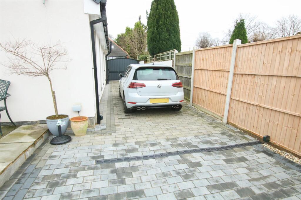 SIDE DRIVEWAY