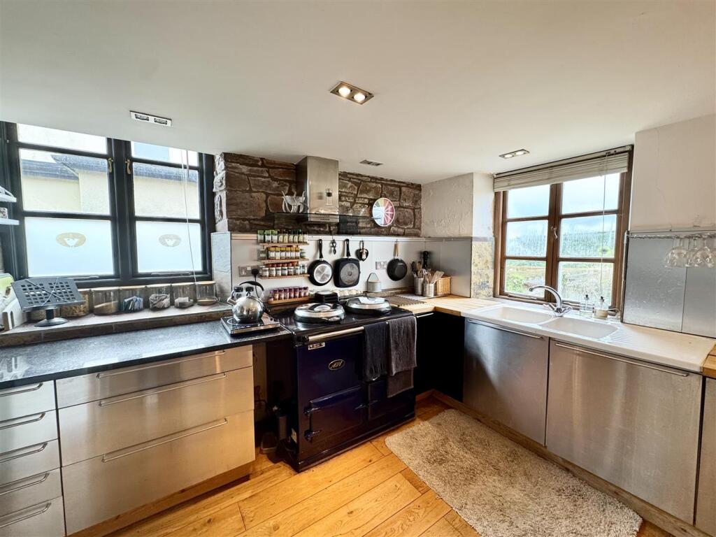 KITCHEN/BREAKFAST AREA