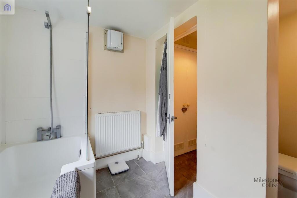 7_Bathroom-0.jpg