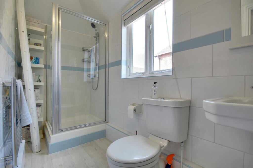 bathroom .jpg