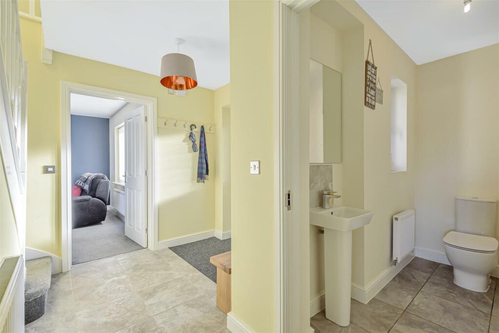 GUEST CLOAKROOM