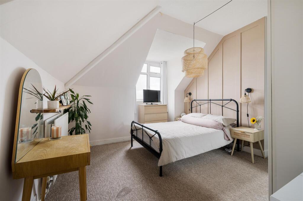 Conifers Lodge, IG8
