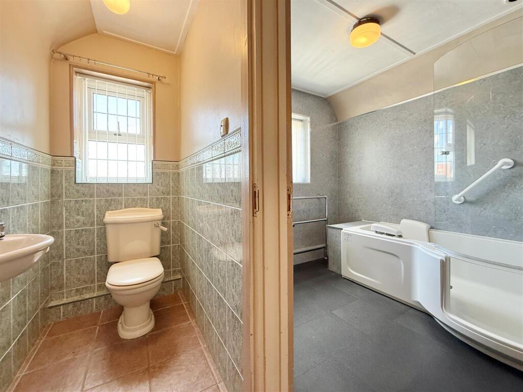 Family Bathroom &amp; WC.JPG