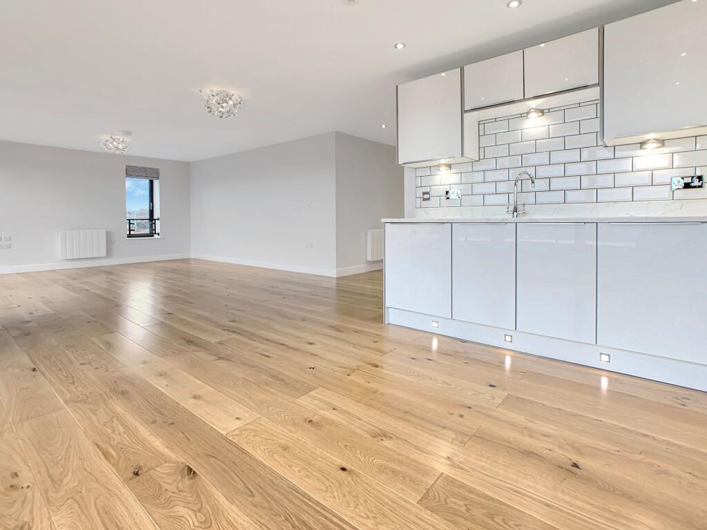 Unfurnished kitchen / living