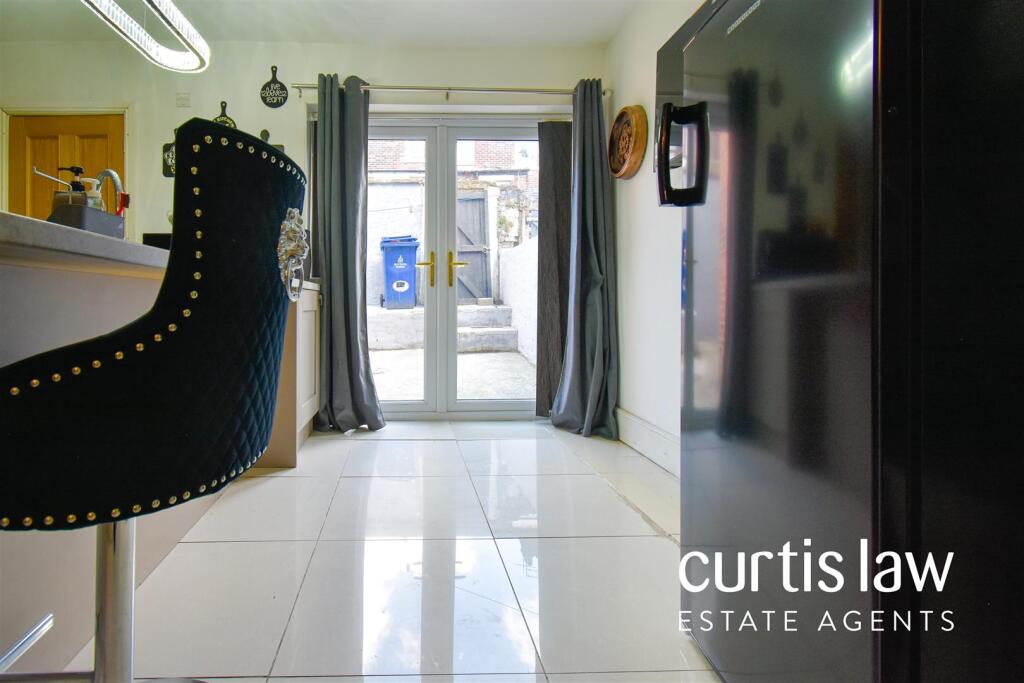 Open Pan Kitchen/Diner