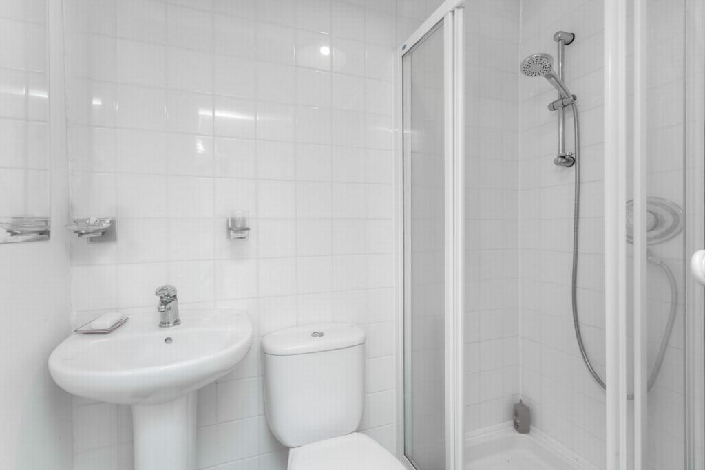 En-suite shower rm