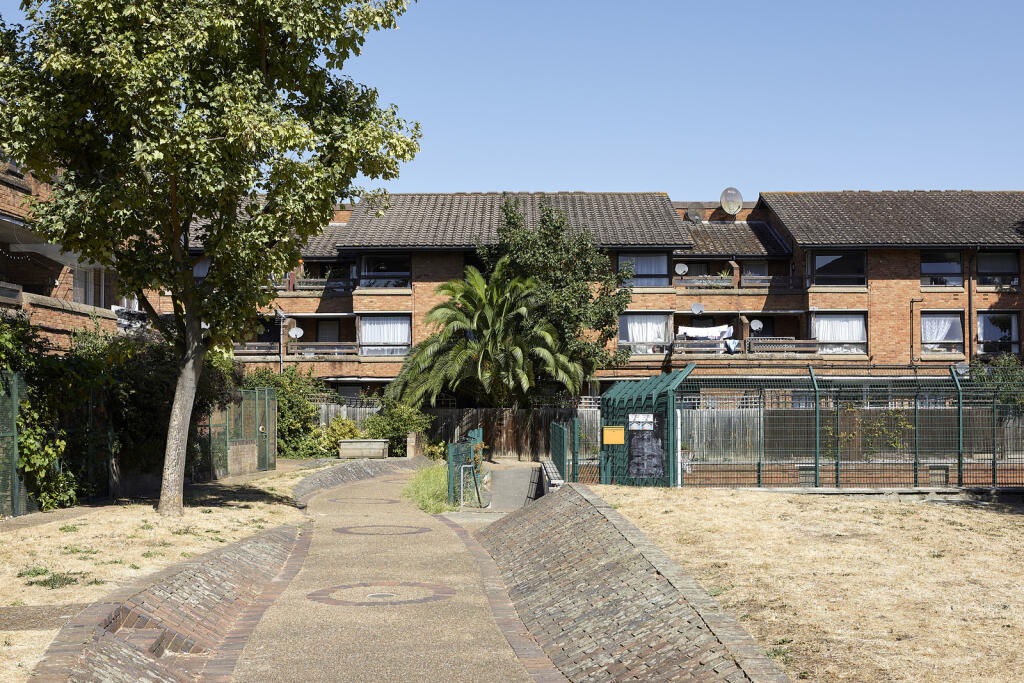 117567 - 220811 TMH 36 Don Phelan Close, London...