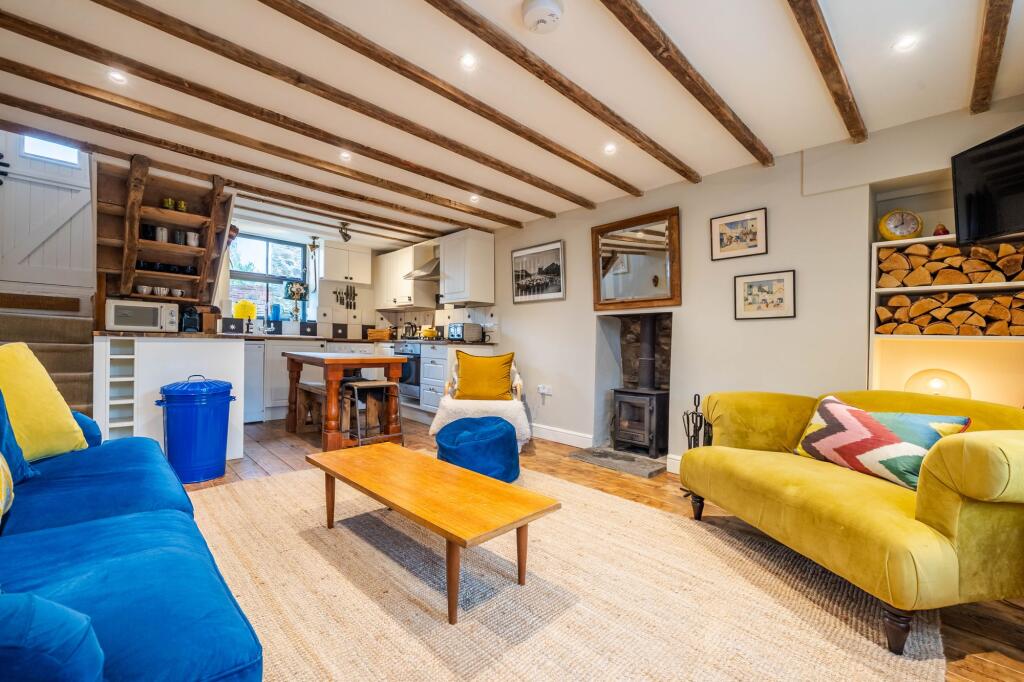 OPEN PLAN LIVING AREA