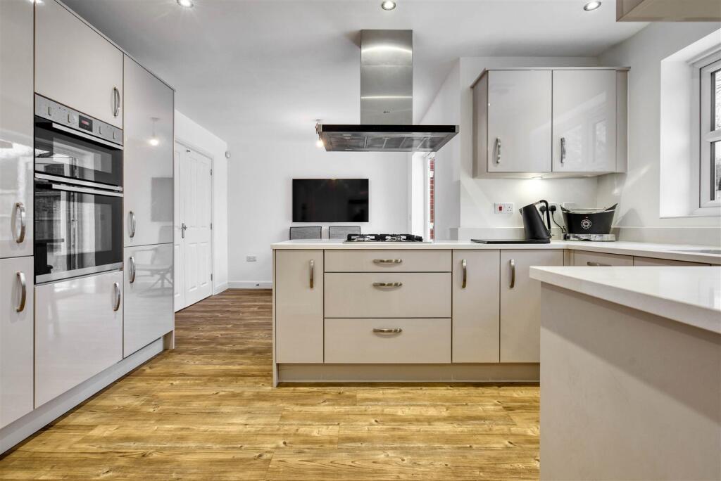 Kitchen/ Dining Room