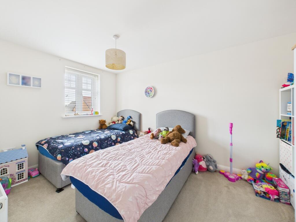 17. CAM04922G0-PR0085-STILL015