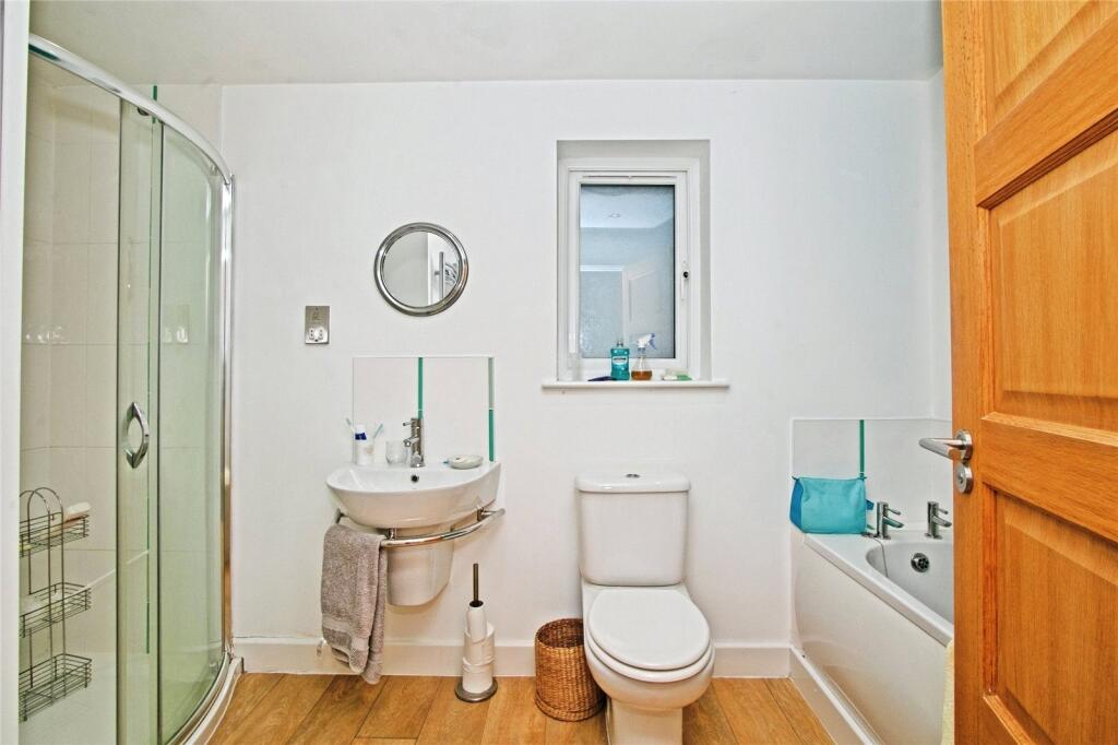 Shower/Bathroom
