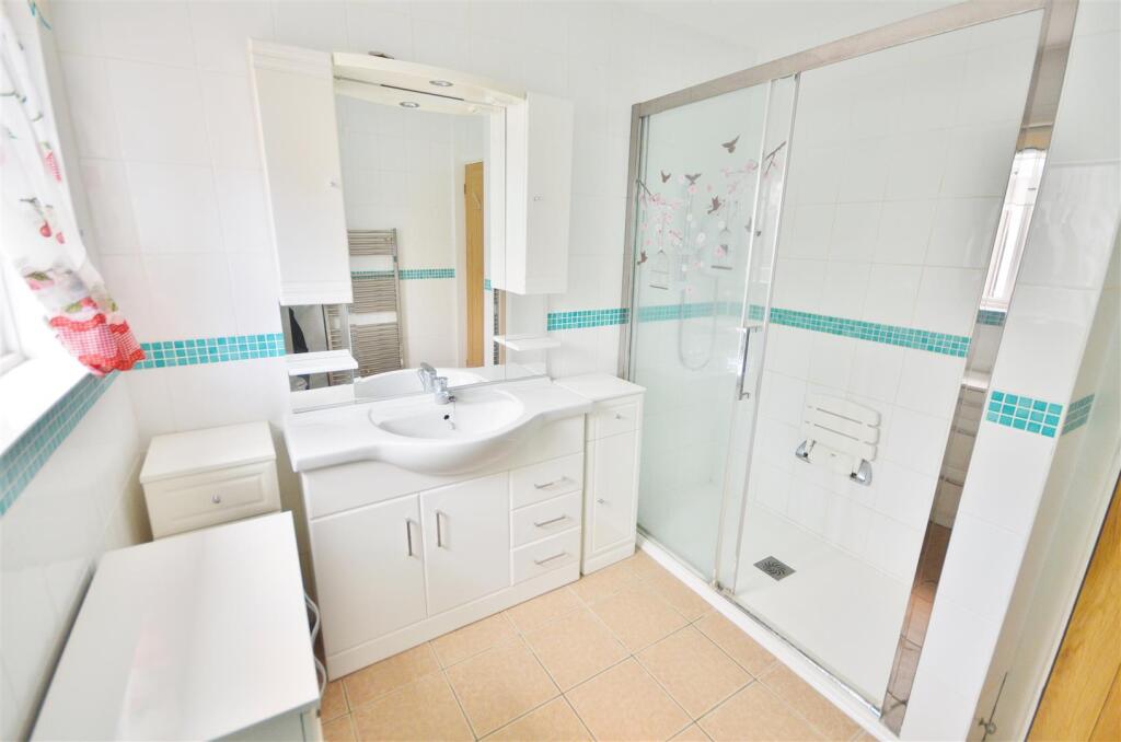 THREE PIECE SHOWER ROOM