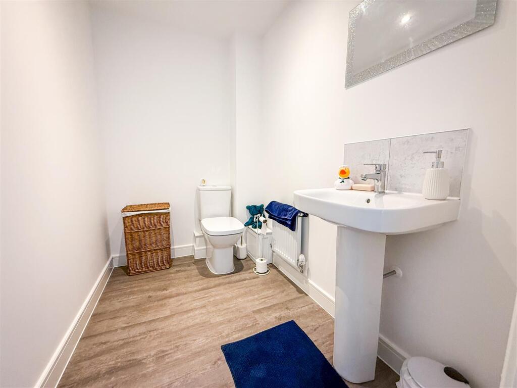 GROUND FLOOR CLOAKROOM