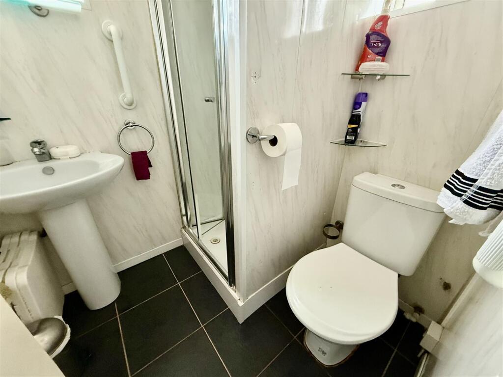 SHOWER ROOM /WC