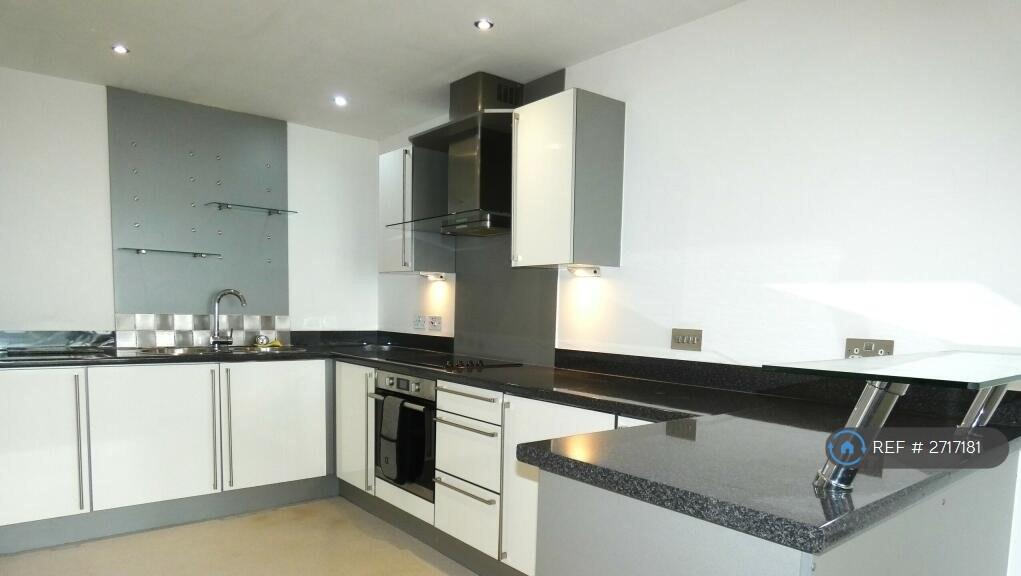 Kitchen &amp; Breakfast-Bar Open-Plan To Lounge 