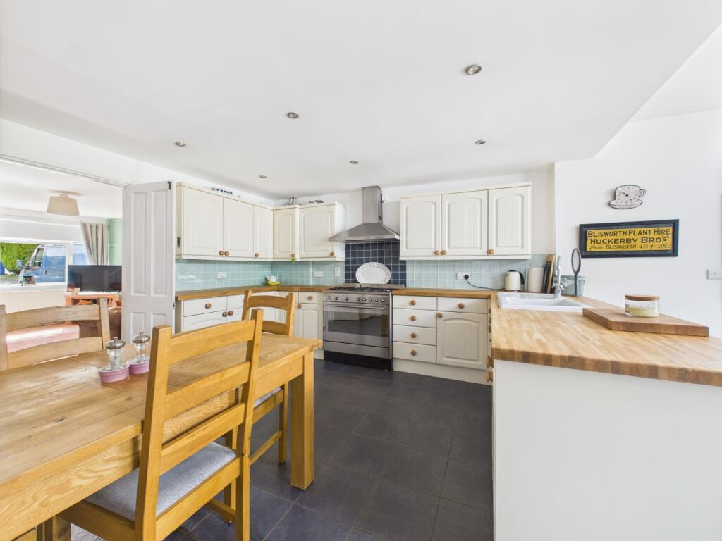 9. CAM04922G0-PR0044-STILL011