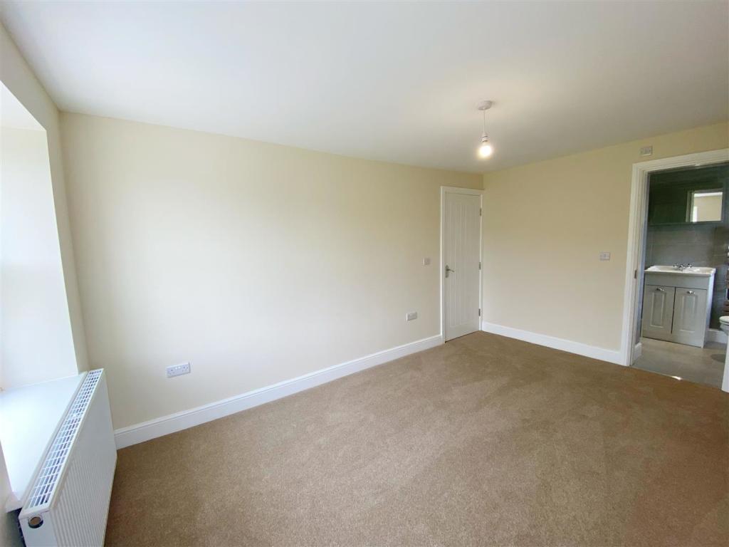 Bedroom 1 pic 3.jpg