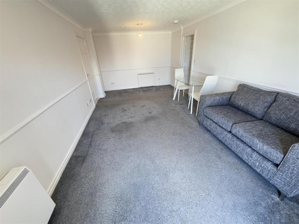 LOUNGE/DINING