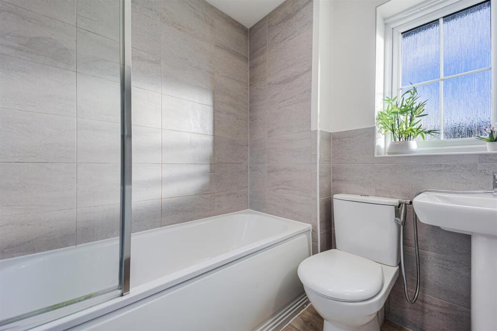 54 Stratford Drive bathroom.jpg