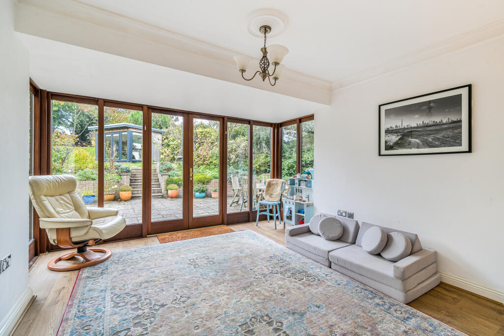 1373454-10-69023cf649070-ARW-1