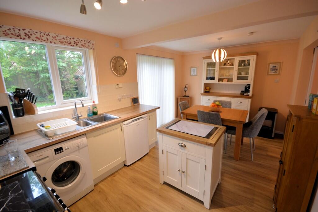 KITCHEN/DINING ROOM