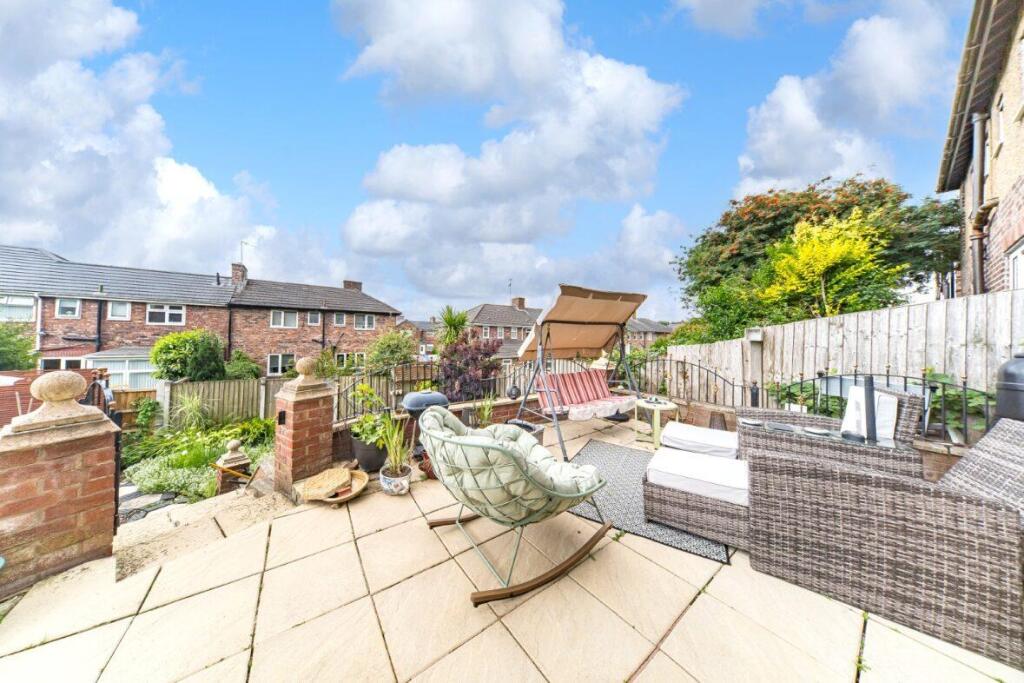 34 Manchester Road patio.jpg