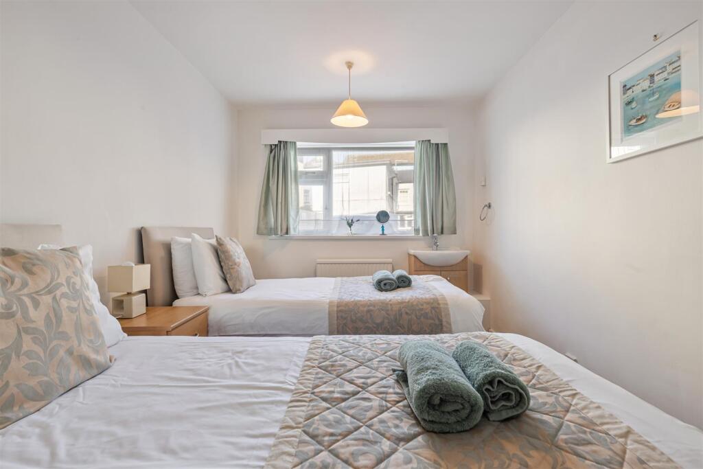 A12 - 4 Mayflower Court, Dartmouth, North Embankme