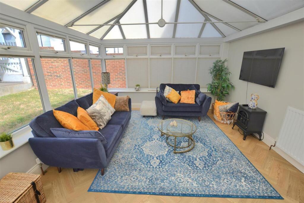 LOUNGE /
