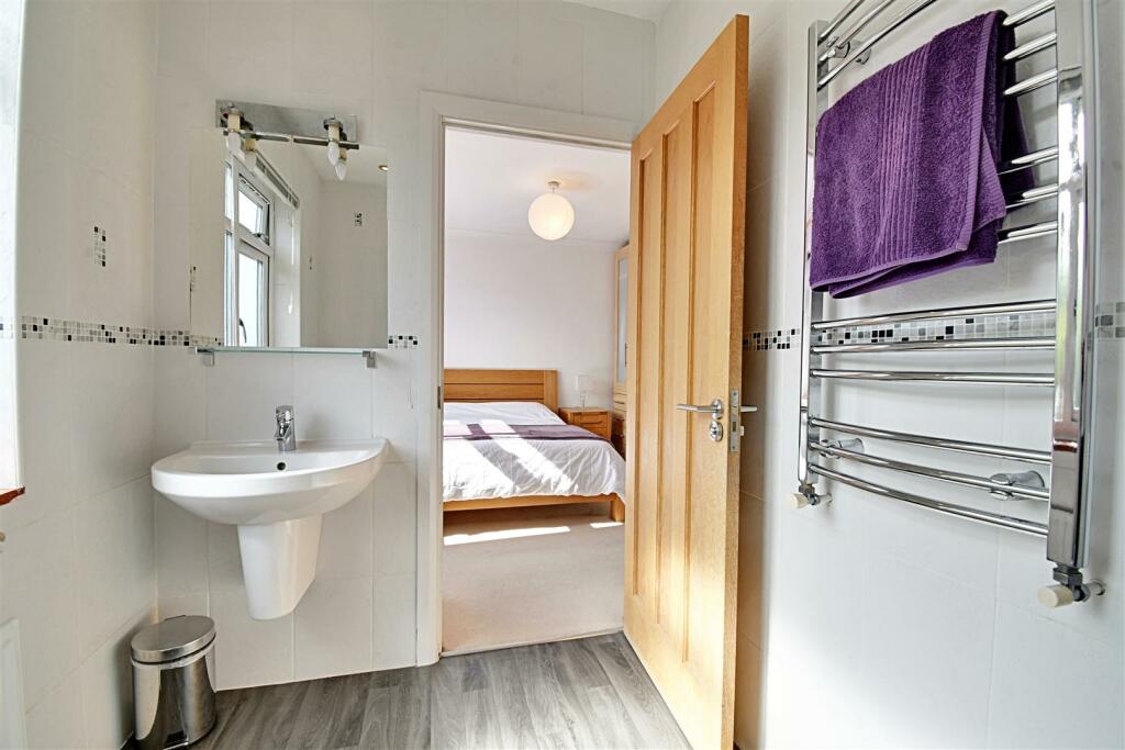 Ensuite 2.jpg