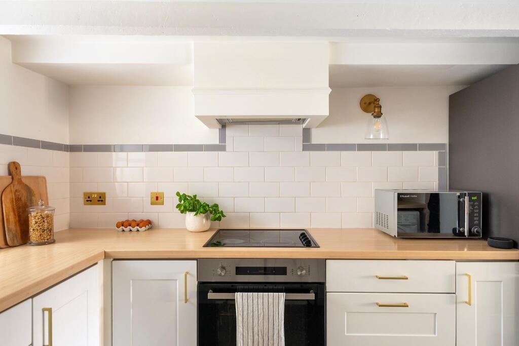 1B0R8WE - Kitchen C.jpg