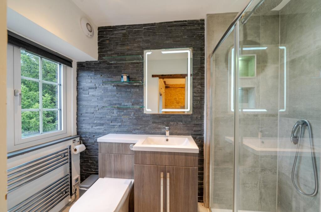 Ensuite to bedroom 1