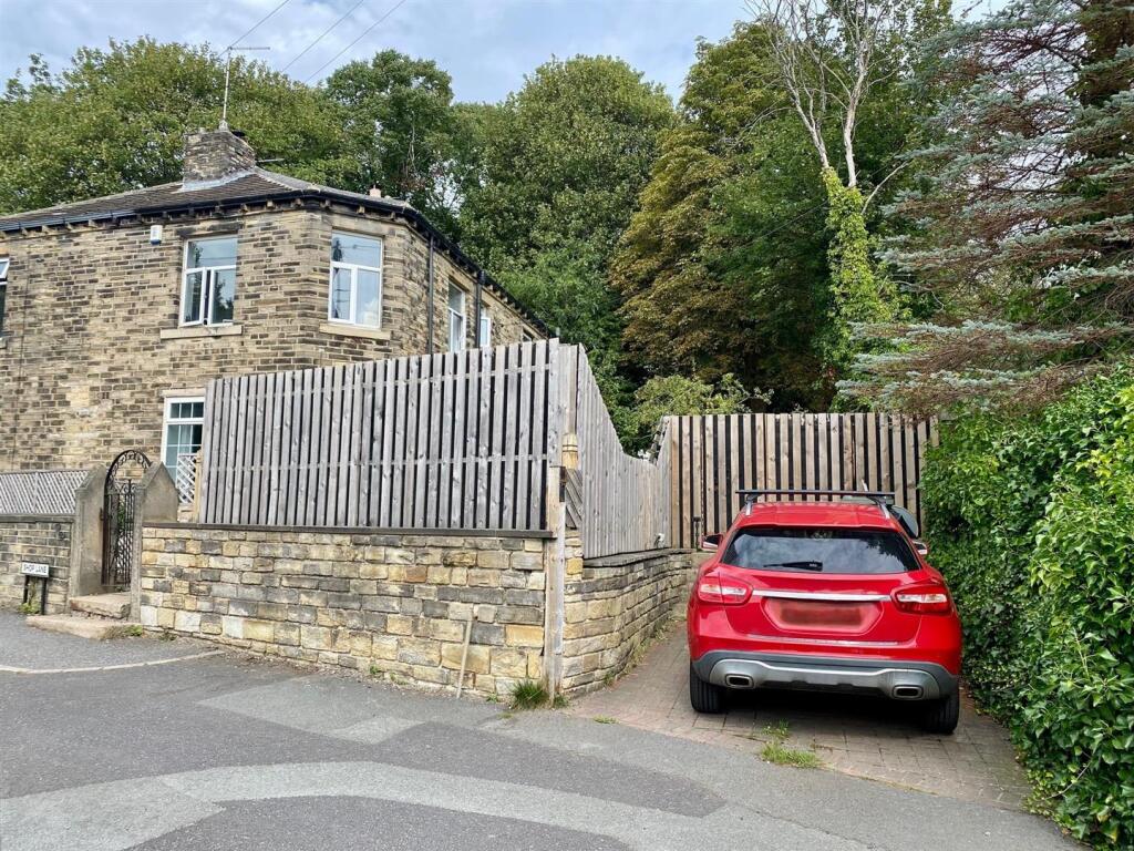 ext showing driveway..jpg