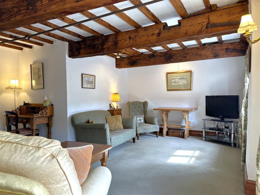 L-Shaped Living Space 712