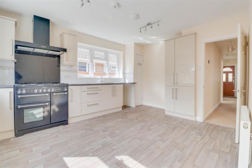 9 OAKHUEST DRIVE.jpg