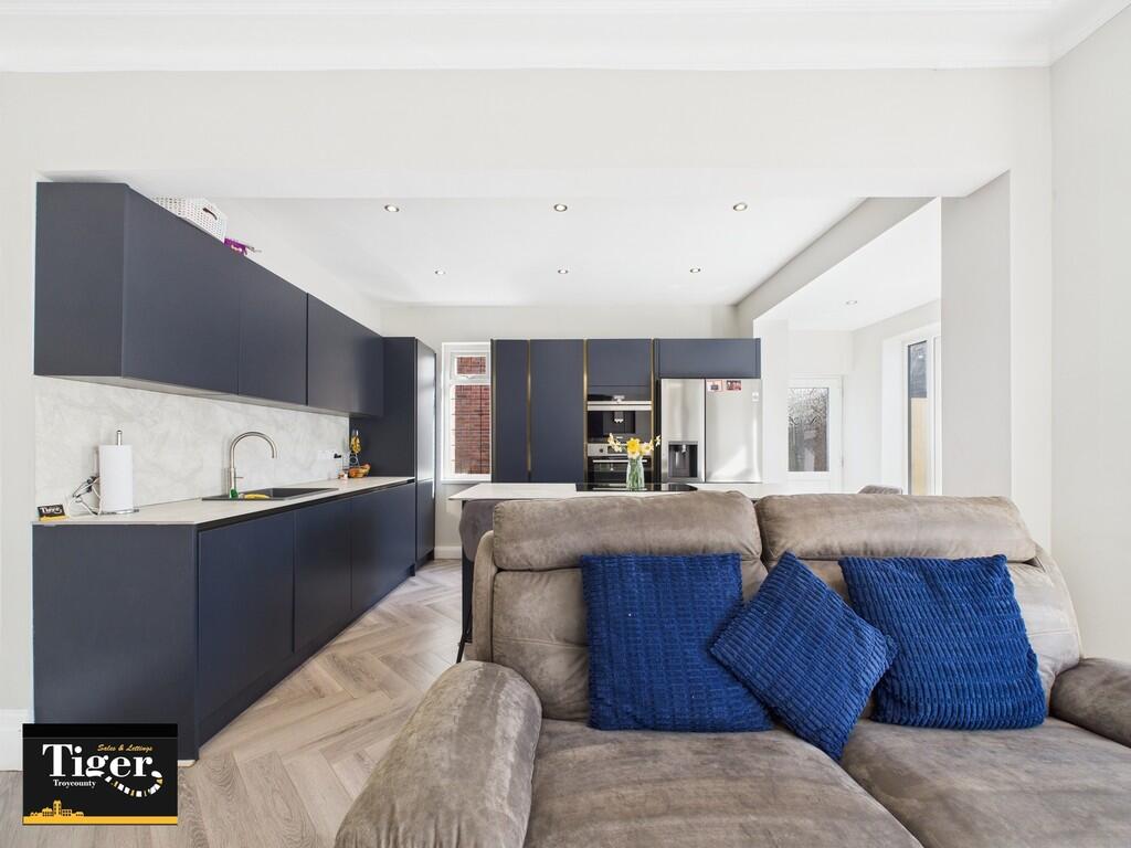 CAM02176G0-PR0528...