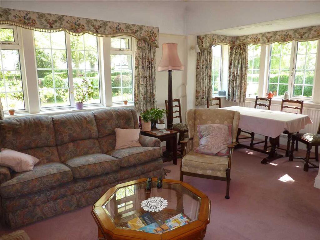 SITTING/DINING ROOM
