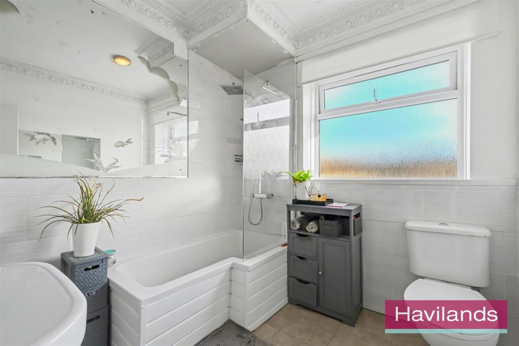 39 Laburnum Grove N21 3HT-11.jpg