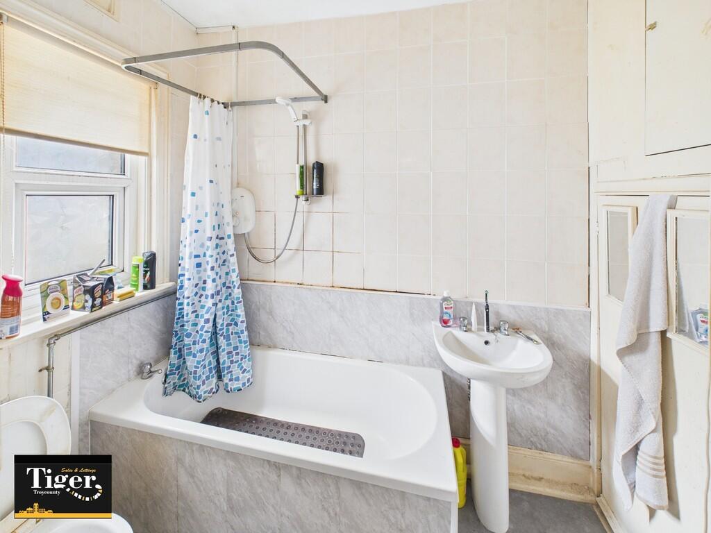 CAM02176G0-PR0560...