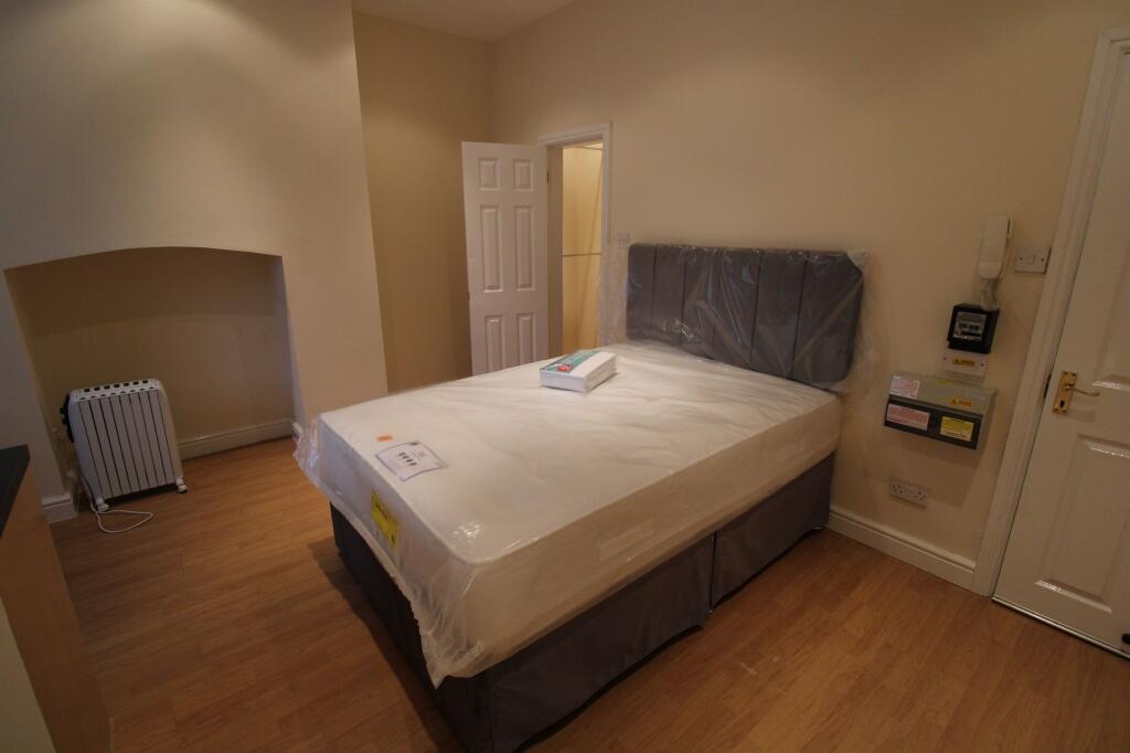 OPEN PLAN LIVING/BEDROOM/KITCHEN