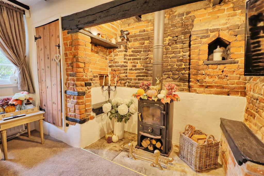 FEATURE FIREPLACE