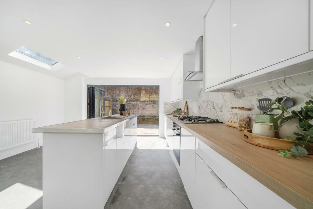 Kitchen (3).jpg