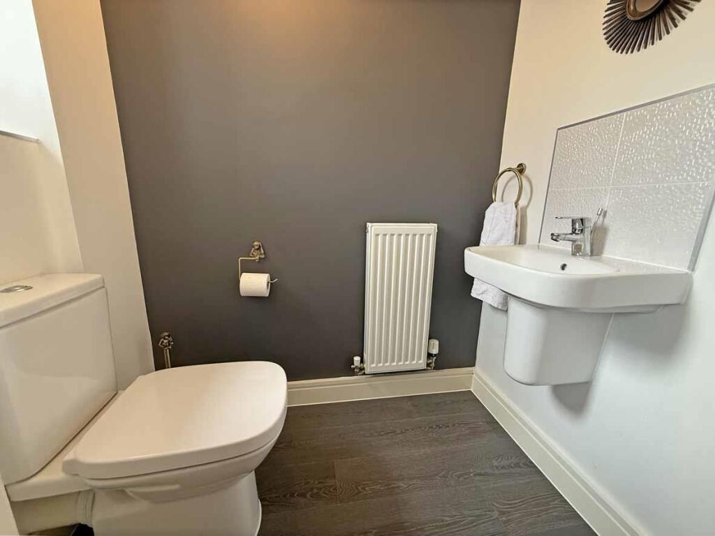 Ivy Drive 27 - WC.jpg