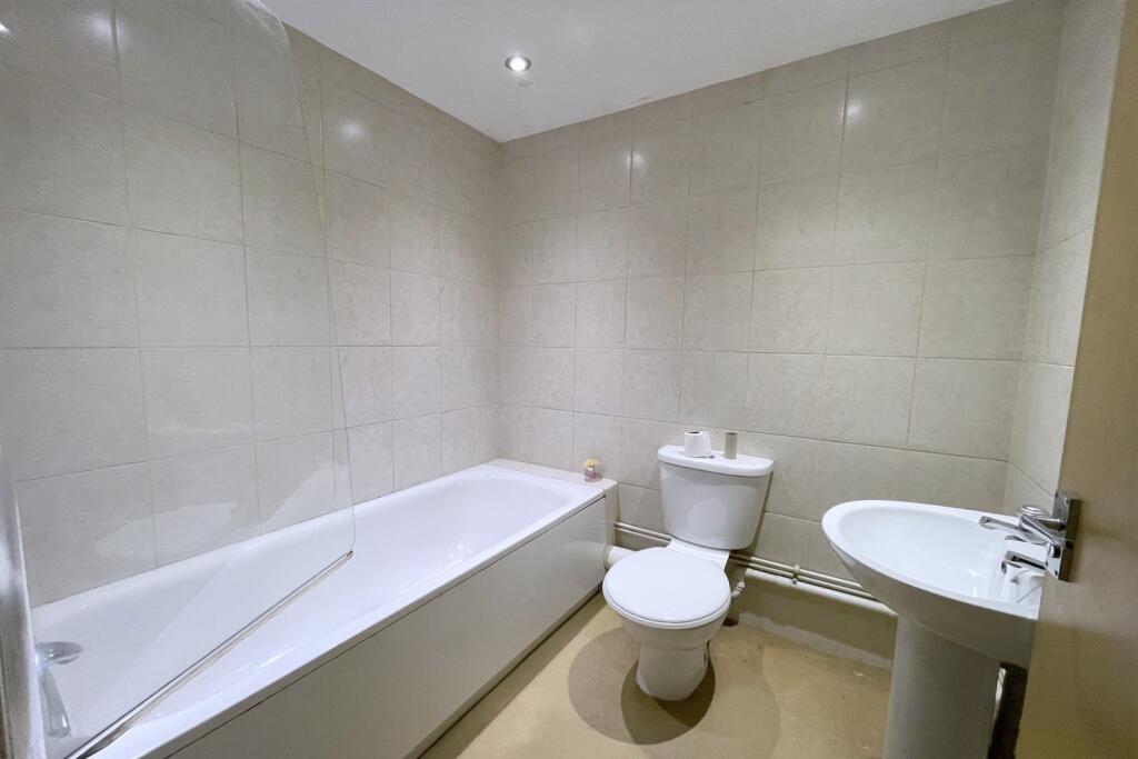 Bathoom with shower