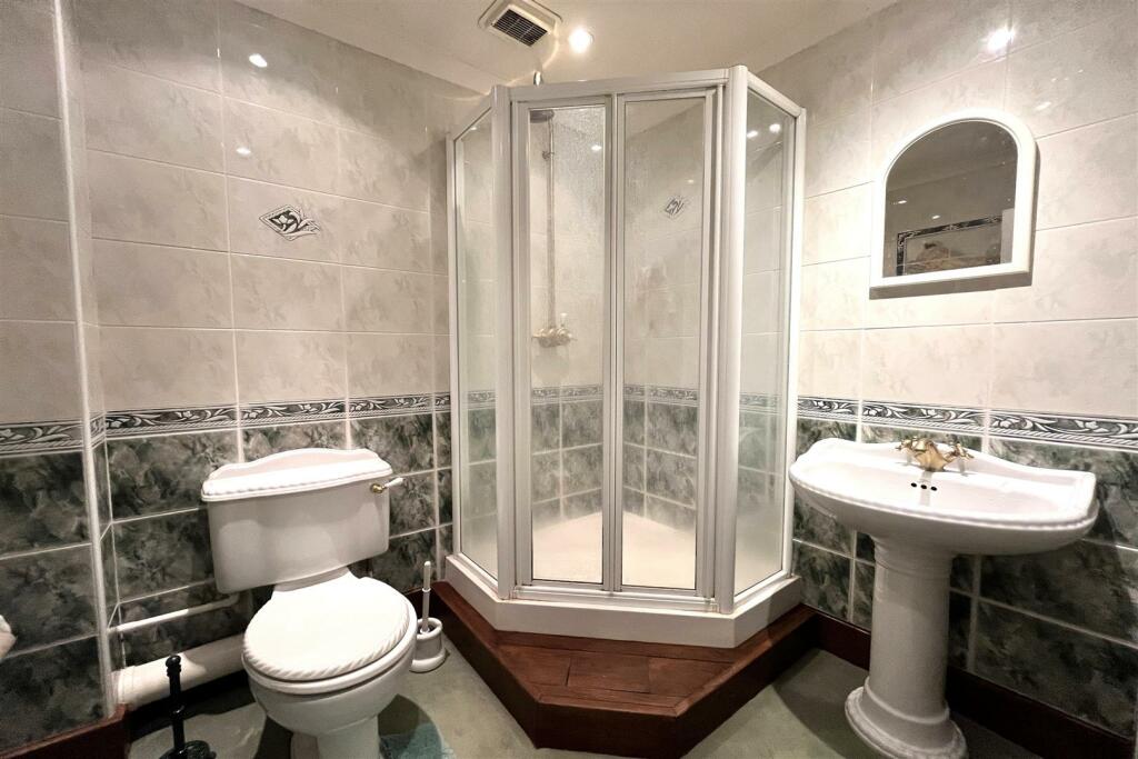 SHOWER ROOM