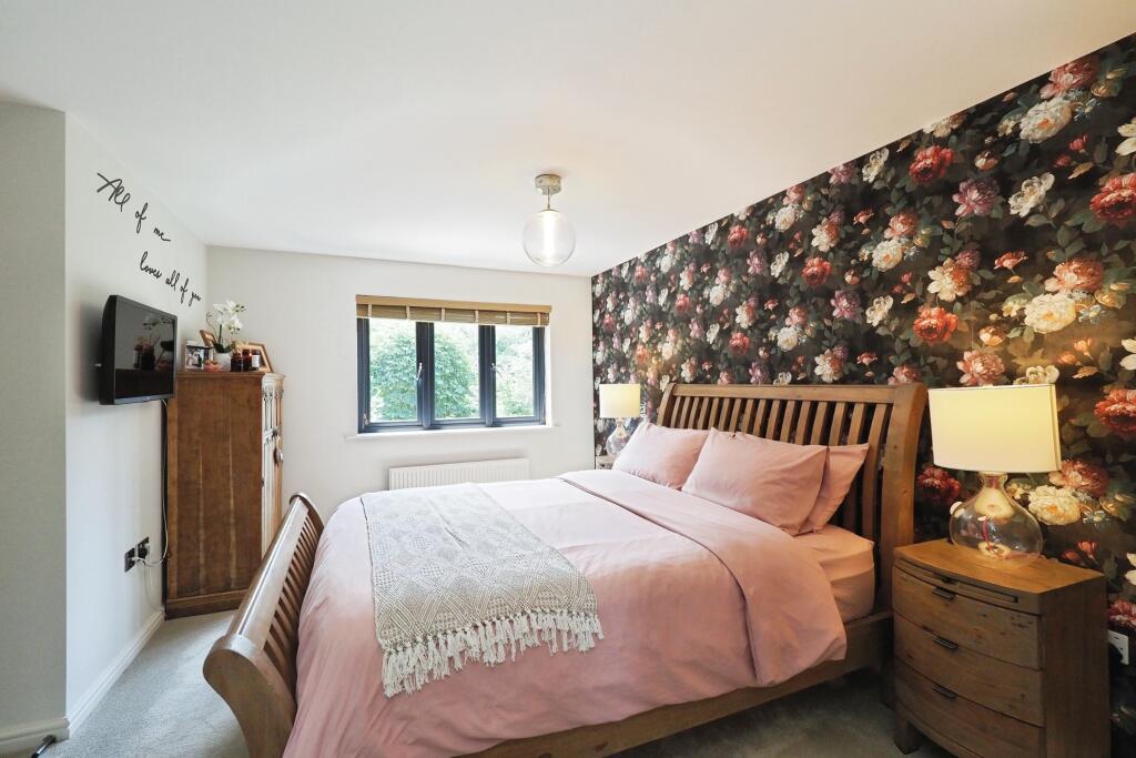 Master Bedroom Suite with Dressing Area and En Suite