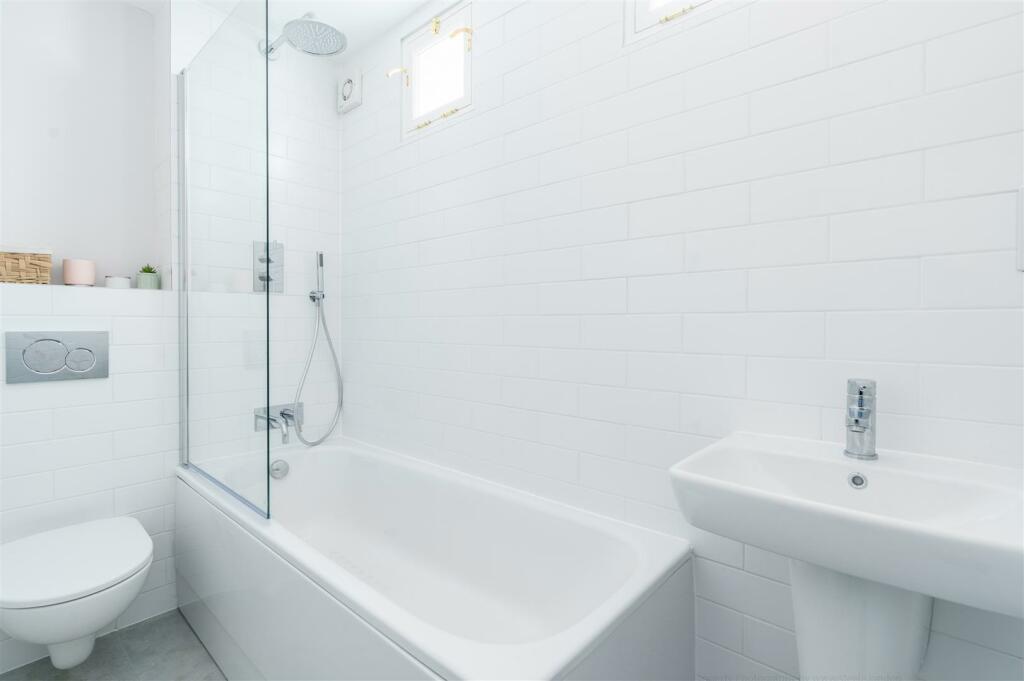 Bathroom Photo 2.jpg