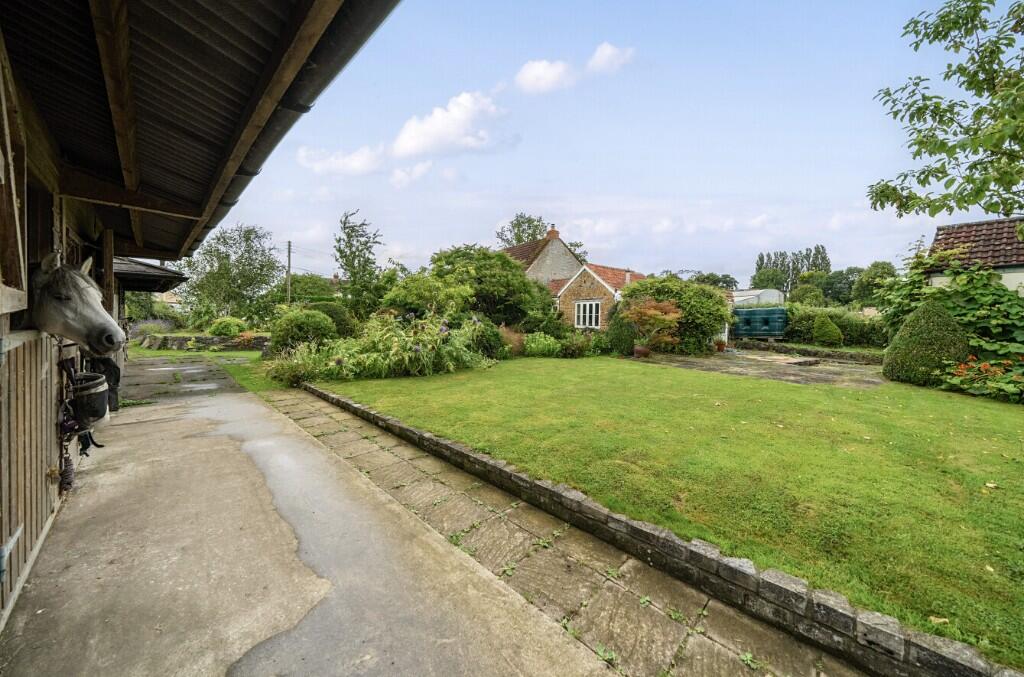 Loose boxes and yard