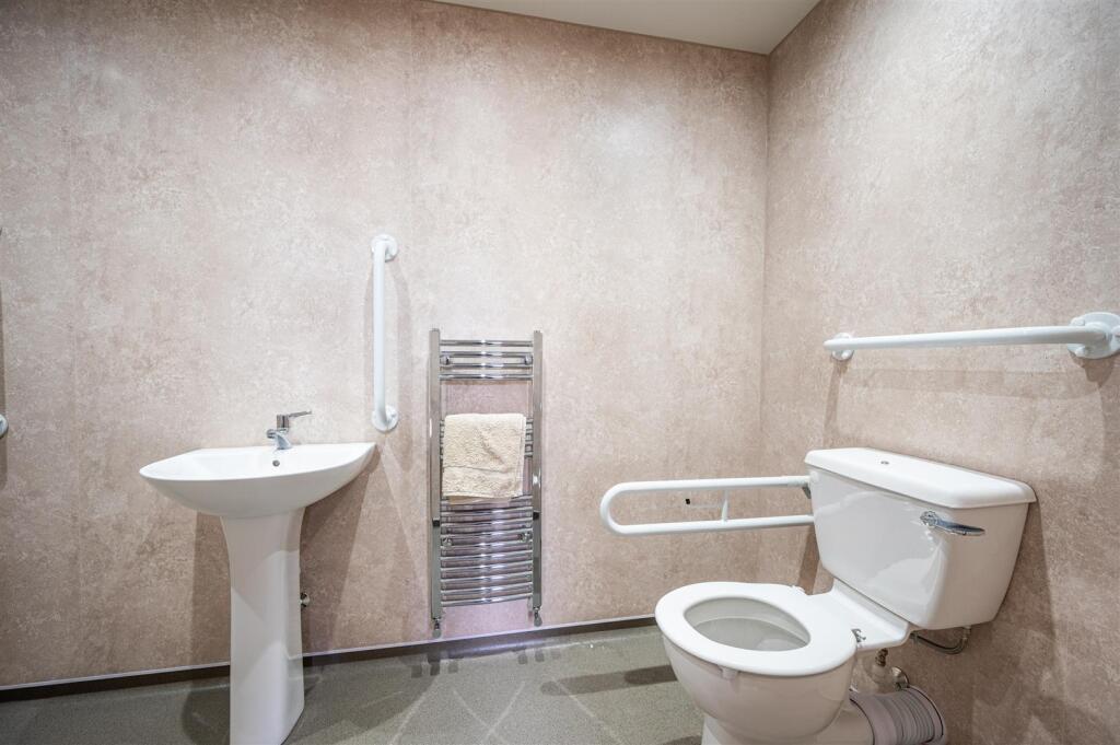 Ensuite Shower (2).jpg