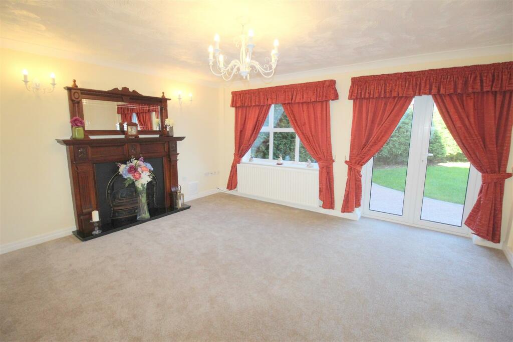 Lapwing Row,3, lounge.JPG