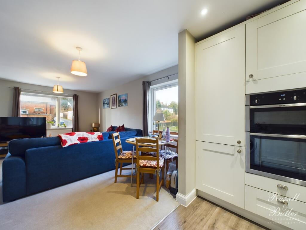 CAM01995G0-PR0238-STILL008